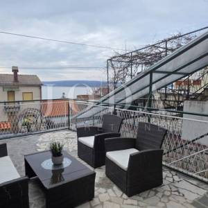 Kuća s terasom i pogledom na more | Selce, blizu plaže – prodaja