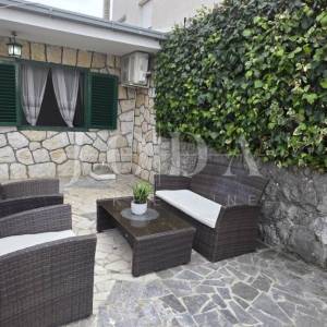 Kuća s terasom i pogledom na more | Selce, blizu plaže – prodaja