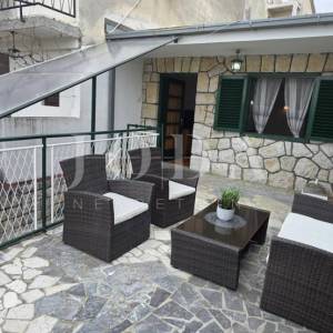 Kuća s terasom i pogledom na more | Selce, blizu plaže – prodaja