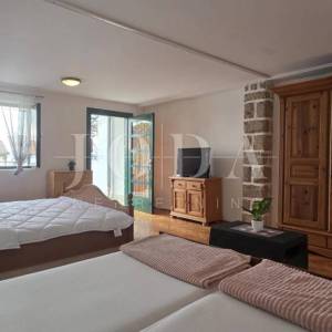 Kuća s terasom i pogledom na more | Selce, blizu plaže – prodaja