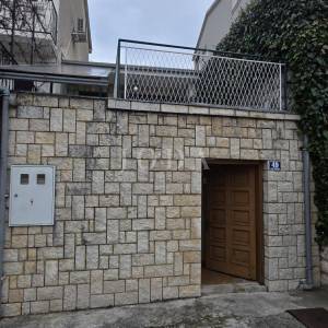 Kuća s terasom i pogledom na more | Selce, blizu plaže – prodaja