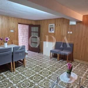 Kuća s terasom i pogledom na more | Selce, blizu plaže – prodaja