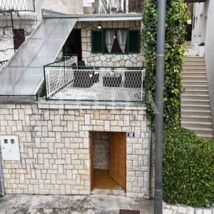 Kuća s terasom i pogledom na more | Selce, blizu plaže – prodaja