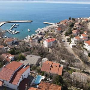 Kuća sa 100m od mora sa 6 stambenih jedinica