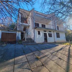 Kuća sa 100m od mora sa 6 stambenih jedinica