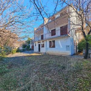 Kuća sa 100m od mora sa 6 stambenih jedinica