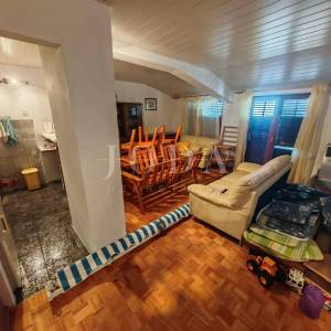 Kuća sa 100m od mora sa 6 stambenih jedinica