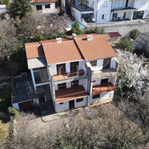 Kuća sa 100m od mora sa 6 stambenih jedinica