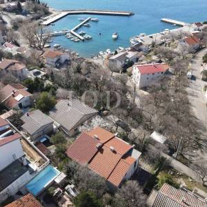 Kuća sa 100m od mora sa 6 stambenih jedinica