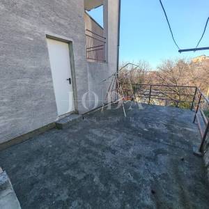 Kuća sa 100m od mora sa 6 stambenih jedinica