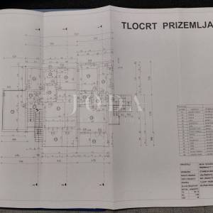 Kuća sa 100m od mora sa 6 stambenih jedinica