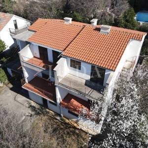 Kuća sa 100m od mora sa 6 stambenih jedinica