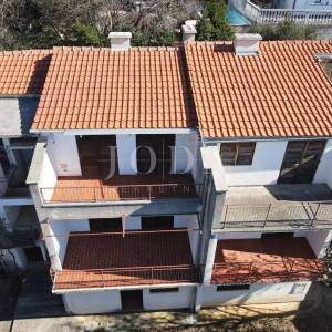 Kuća sa 100m od mora sa 6 stambenih jedinica