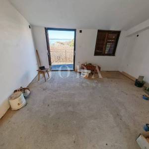 Kuća sa 100m od mora sa 6 stambenih jedinica