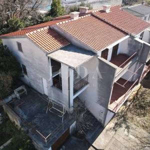 Kuća sa 100m od mora sa 6 stambenih jedinica