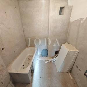 Kuća sa 100m od mora sa 6 stambenih jedinica