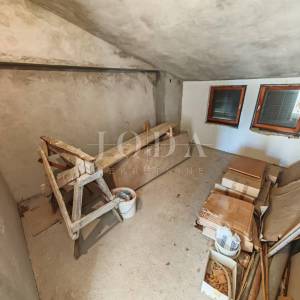 Kuća sa 100m od mora sa 6 stambenih jedinica