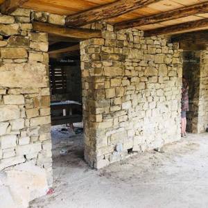 Kuća samostojeća stara za rekonstrukciju , blizina mjesta Motovuna.