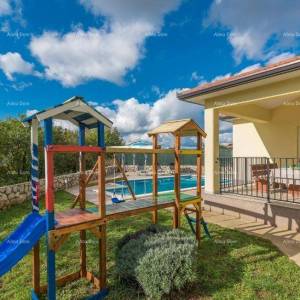 Kuća za odmor s bazenom i velikom okućnicom. Blizina grada Labina.