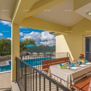 Kuća za odmor s bazenom i velikom okućnicom. Blizina grada Labina.