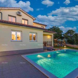 Kuća za odmor s bazenom i velikom okućnicom. Blizina grada Labina.