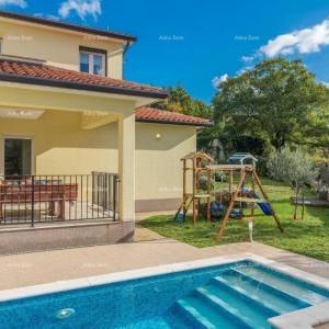 Kuća za odmor s bazenom i velikom okućnicom. Blizina grada Labina.