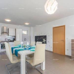 Kuća za odmor s bazenom i velikom okućnicom. Blizina grada Labina.