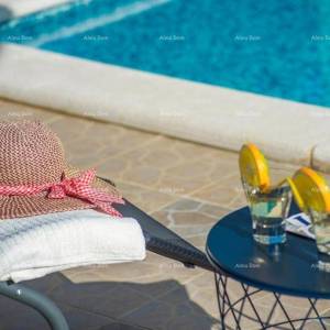 Kuća za odmor s bazenom i velikom okućnicom. Blizina grada Labina.