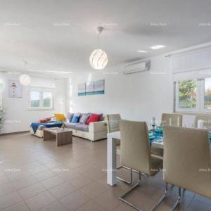 Kuća za odmor s bazenom i velikom okućnicom. Blizina grada Labina.