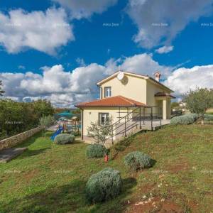 Kuća za odmor s bazenom i velikom okućnicom. Blizina grada Labina.