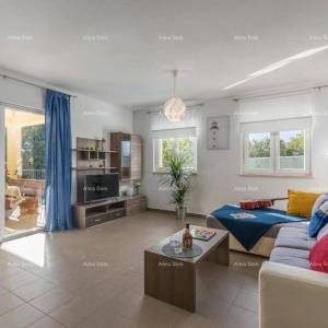 Kuća za odmor s bazenom i velikom okućnicom. Blizina grada Labina.