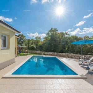 Kuća za odmor s bazenom i velikom okućnicom. Blizina grada Labina.