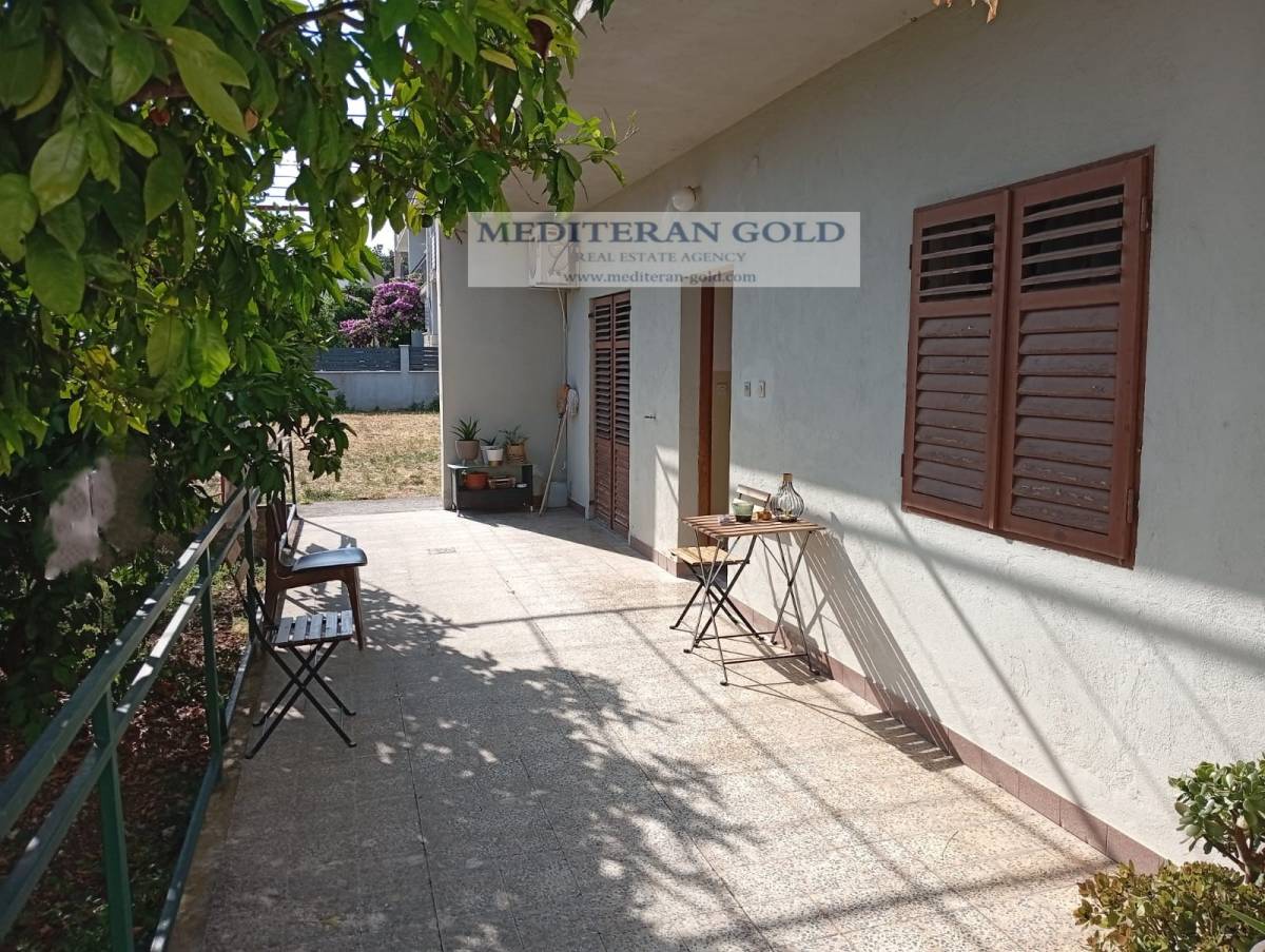 Kuća za prodaju, Kaštel Kambelovac, veliko zemljište