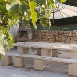 Labin, Apartmanska kuća s bazenom i pogledom na more