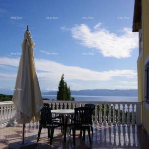 Labin, Apartmanska kuća s bazenom i pogledom na more