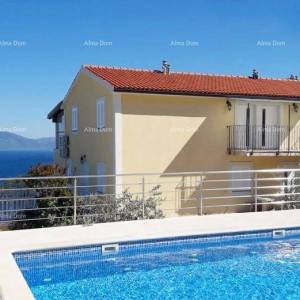 Labin, Apartmanska kuća s bazenom i pogledom na more