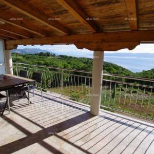 Labin, Apartmanska kuća s bazenom i pogledom na more