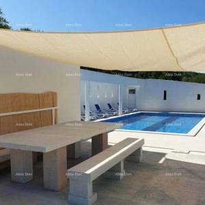 Labin, Apartmanska kuća s bazenom i pogledom na more