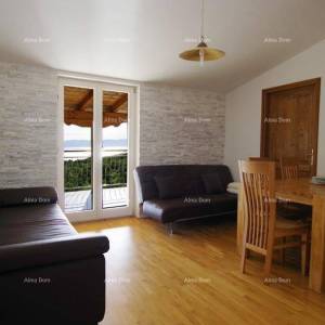 Labin, Apartmanska kuća s bazenom i pogledom na more