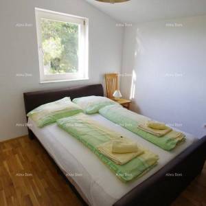 Labin, Apartmanska kuća s bazenom i pogledom na more