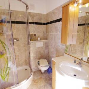 Labin, Apartmanska kuća s bazenom i pogledom na more