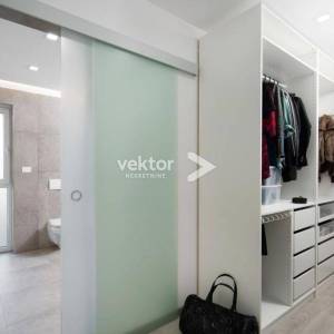 Labin-okolica, moderna prizemnica s bazenom