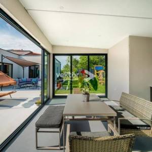 Labin-okolica, moderna prizemnica s bazenom