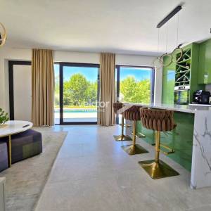 Labin, okolica, prizemnica sa dva stana i bazenom, novogradnja