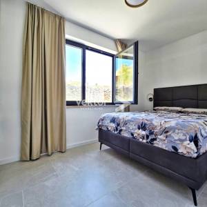 Labin, okolica, prizemnica sa dva stana i bazenom, novogradnja