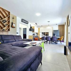 Labin, okolica, prizemnica sa dva stana i bazenom, novogradnja