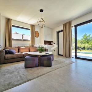 Labin, okolica, prizemnica sa dva stana i bazenom, novogradnja