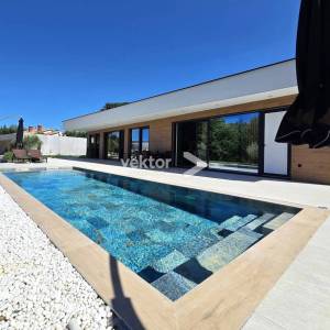 Labin, okolica, prizemnica sa dva stana i bazenom, novogradnja