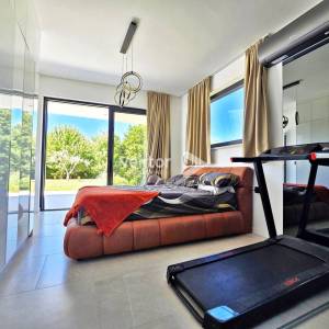 Labin, okolica, prizemnica sa dva stana i bazenom, novogradnja