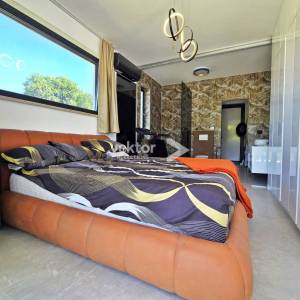 Labin, okolica, prizemnica sa dva stana i bazenom, novogradnja